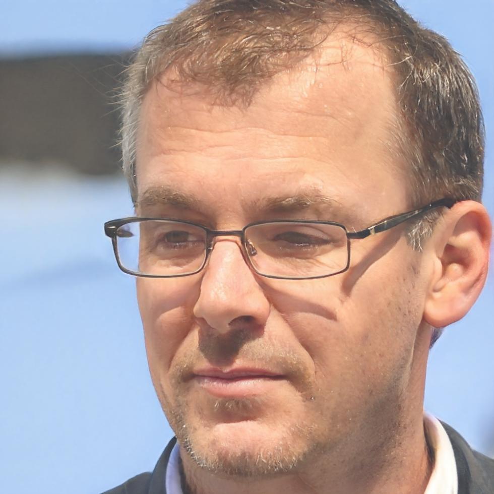 Ellery Kjellberg reviewing trading charts