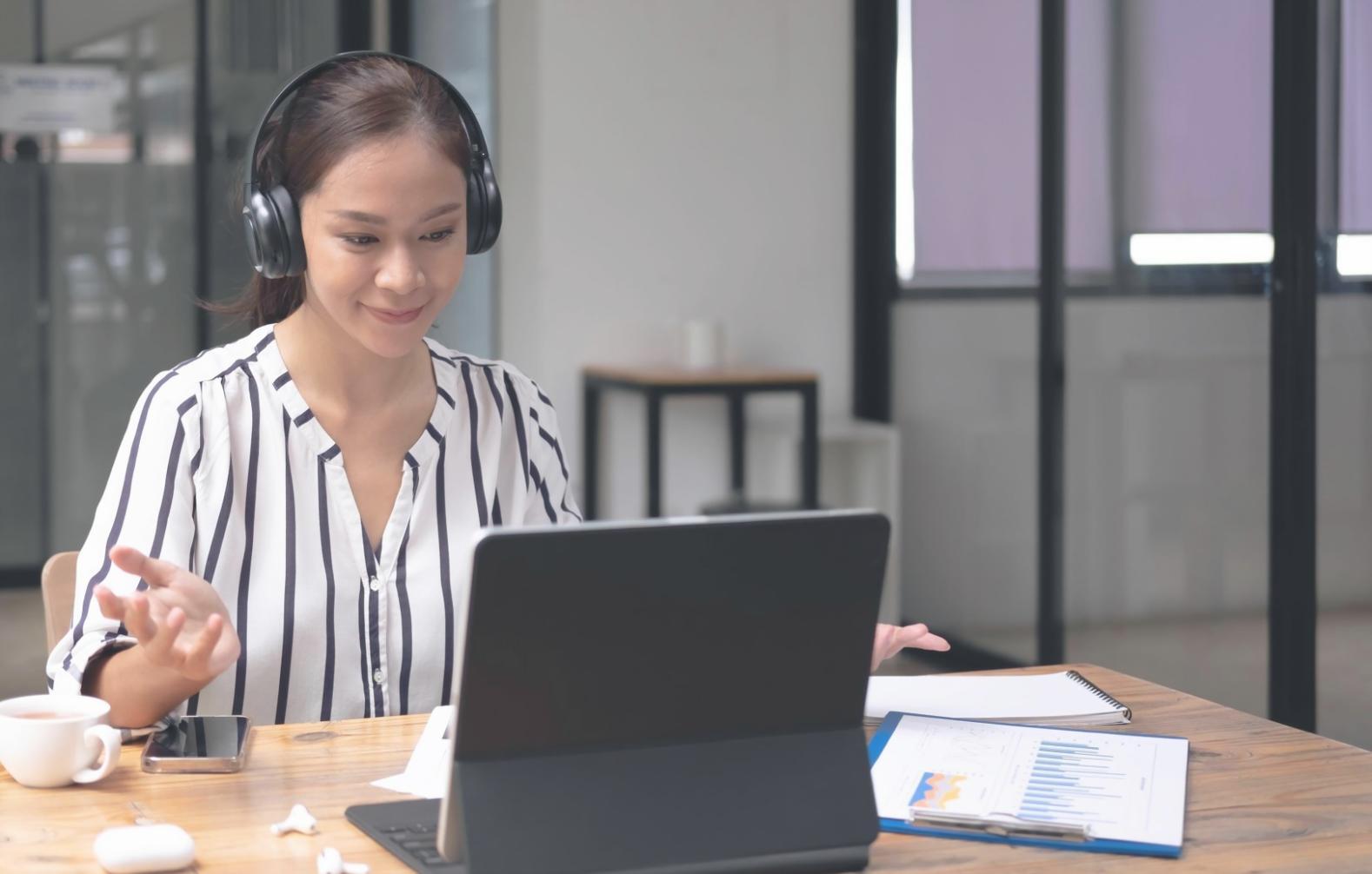 Live trading session focused on economic calendar events